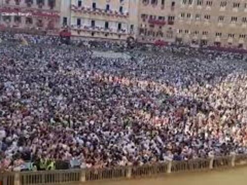 Palio di Siena, ecco Piazza del Campo strapiena prima della corsa