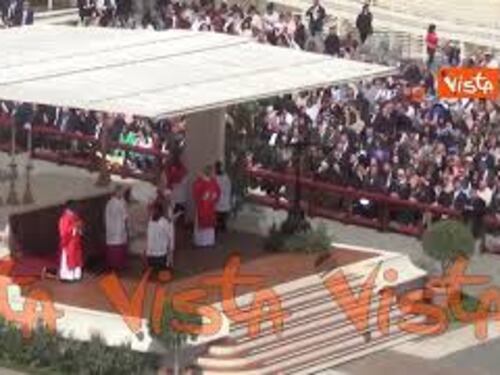L'applauso per Papa Francesco al termine della messa della Domenica delle Palme