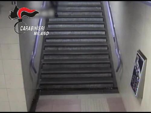 Milano, due minori aggrediscono un coetaneo alla metro: il video choc