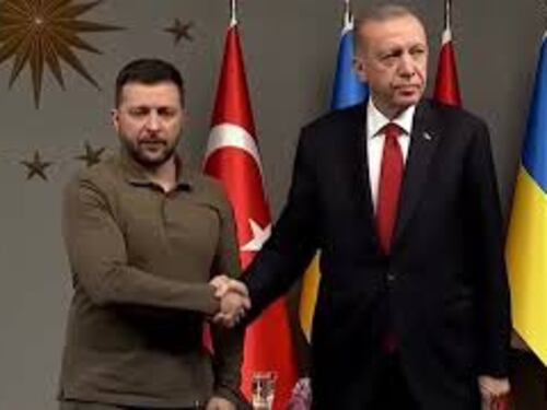 Zelensky in Turchia, la stretta di mano con Erdogan