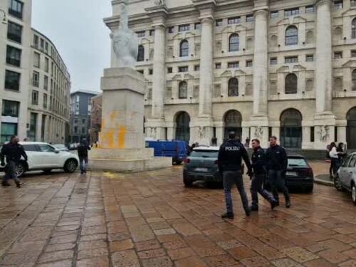 Ultima generazione imbratta la scultura di piazza Affari a Milano