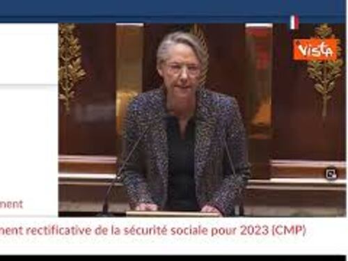 Riforma pensioni Francia, fiducia chiesta da Macron, opposizione canta la Marsigliese al Parlamento
