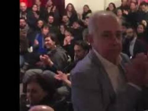 Applausi per Elly Schlein al suo arrivo ad un evento a Bruxelles, le immagini