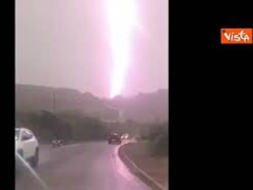 Una tempesta di fulmini ha colpito Bosa Marina in Sardegna, le immagini