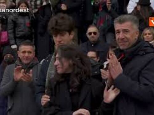 Funerali Cecchettin, Padova fa "rumore" al termine della funzione per salutare Giulia