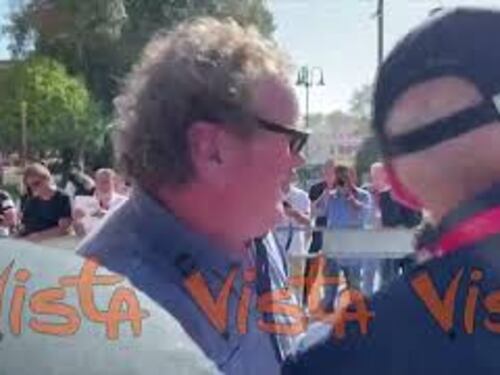 Venezia 80, Colm Meaney firma autografi e scatta selfie con i fan