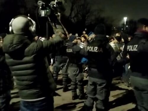 Richiedenti asilo cercano di saltare la fila ma vengono respinti dalla polizia