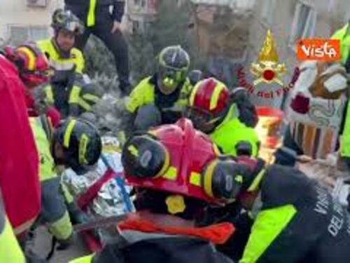 I Vigili del Fuoco salvano un uomo dalle macerie in Turchia