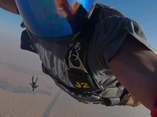 Hamilton si lancia col paracadute: il video da brividi a Dubai