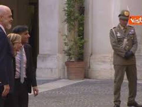Meloni accoglie Edi Rama a Palazzo Chigi, in cortile li raggiunge Sunak