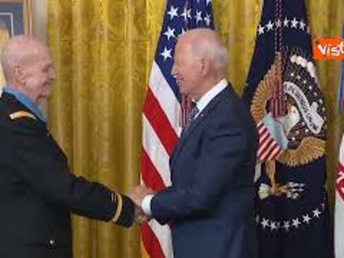 Biden consegna la medaglia d’onore a un pilota della guerra del Vietnam