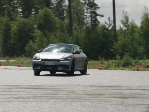La prova dei 300 km con Kia Ev6: guarda il video