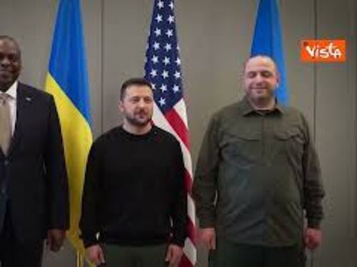 Zelensky alla Nato accolto dagli applausi