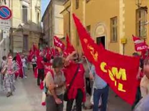 Tragedia Brandizzo, in 2mila al corteo silenzioso a Vercelli con lo slogan "non abbiamo più parole"