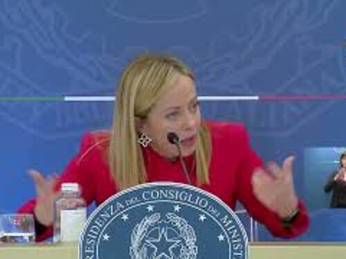 Meloni ai giornalisti in conferenza stampa: "È una vita che volete insegnarmi qualcosa"