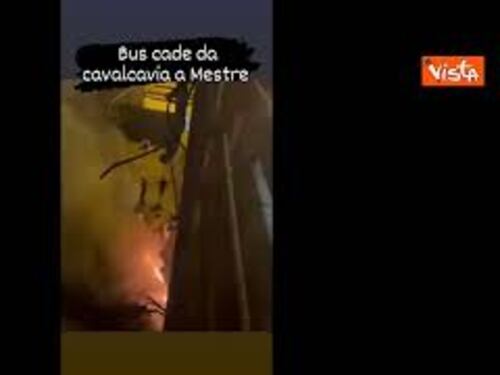 Le fiamme e i primi soccorsi ai passeggeri del bus precipitato dal cavalcavia