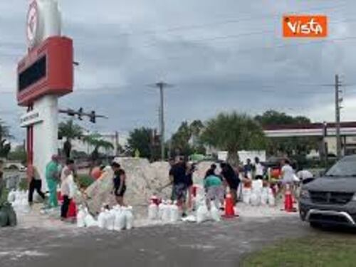 Uragano Idalia in Florida, le operazioni di posizionamento dei sacchi di sabbia a Sarasota