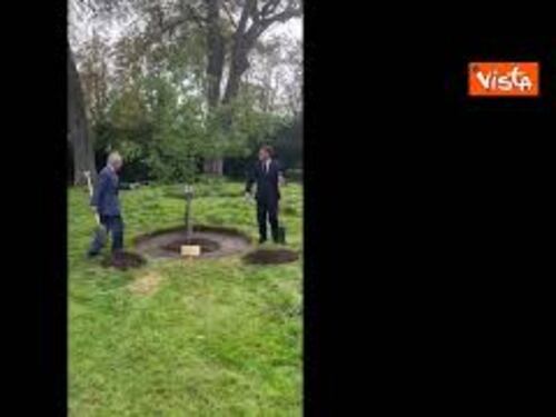 Carlo e Camilla in Francia, il Re piana un albero con Macron