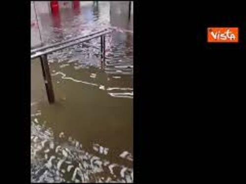 Nubifragio a Milano, allagata la stazione di Porta Garibaldi