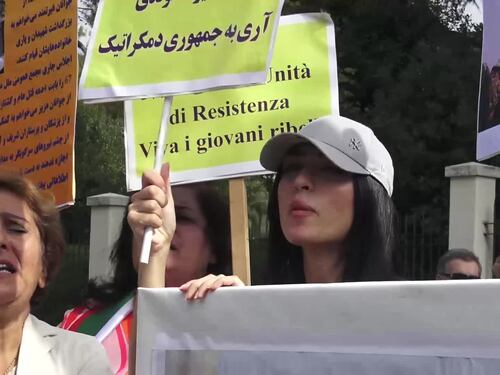 "Basta con l'imposizione del velo". La protesta delle donne iraniane a Roma