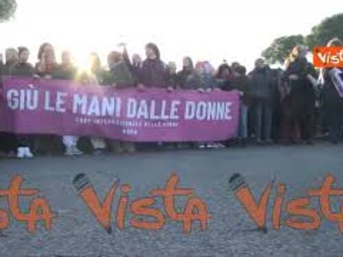 La bandiera della Palestina sventola alla manifestazione contro la violenza sulle donne a Roma