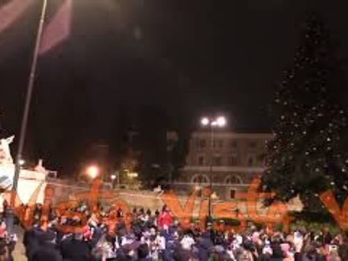 Il countdown per l'accensione dell'albero di Natale di Roma in piazza del Popolo