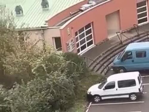 L'attentatore ceceno lascia il liceo di Arras dopo l'attacco