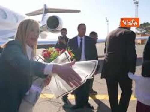 Meloni arriva a Tripoli con Piantedosi e Tajani per la visita di Stato in Libia, le immagini