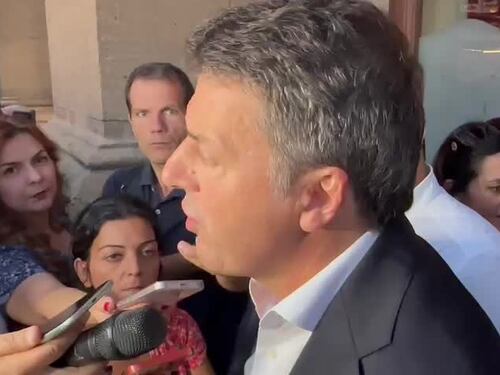 "Mi deve menare? Uomo mediocre". Renzi replica a Conte