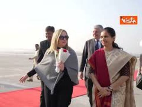 Giorgia Meloni arriva in India, accolta da una danza tradizionale