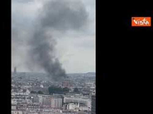 Incendio a Parigi, crolla un palazzo in centro, i video postati sui social