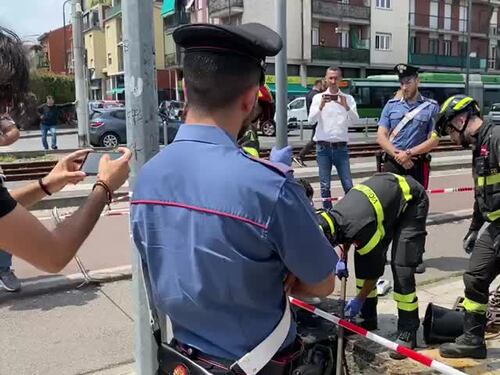 In un tombino la patente di Giulia Tramontano: il video del recupero a Comasina