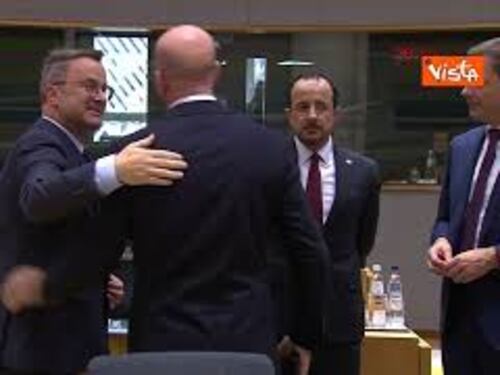 Consiglio Ue, i leader si salutano con abbracci e strette di mano al loro arrivo