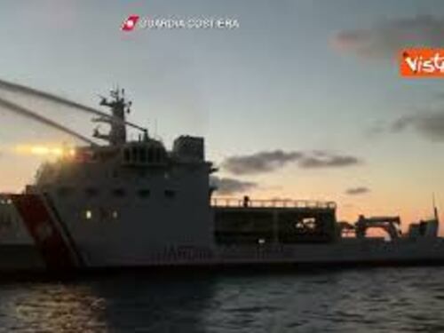 Nave in fiamme a Lampedusa: i passeggeri tratti in salvo dalla Guardia Costiera