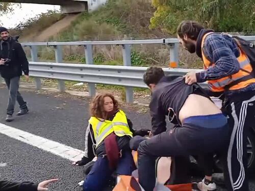 Roma, il blocco dei ragazzi di Ultima Generazione: due rischiano di essere investiti