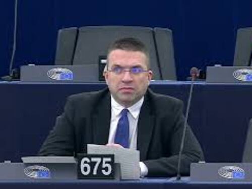 Il fuori onda del commissario ungherese Varhelyi all'Europarlamento: "Quanti idioti ci sono ancora?"