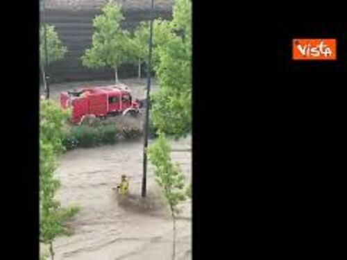 Bomba d'acqua a Saragozza, persone sui tetti delle auto