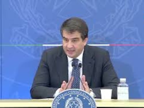 Fitto: "Non c'è alcun nesso tra balneari e Pnrr. Vedremo se Ue aprirà infrazione"