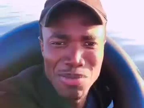 I migranti festeggiano quando arrivano a Lampedusa