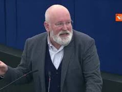 Auto elettrica, Timmermans: "Ue guidi rivoluzione industriale"