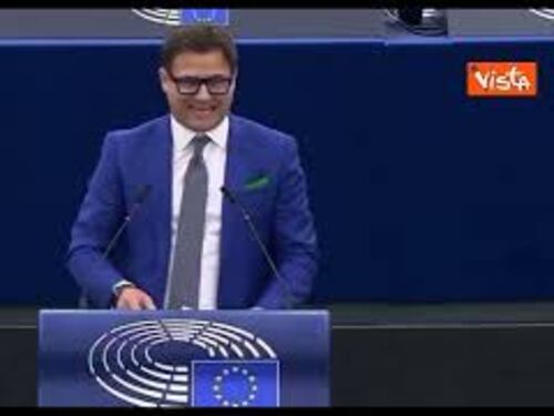 Ciocca (Lega) brandisce busta di insalata in aula a Strasburgo: "Ue inefficace"