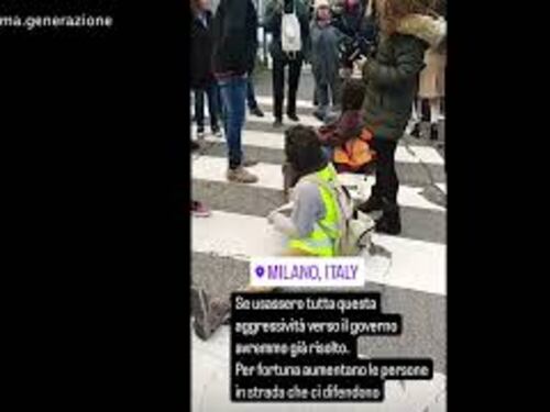 Gli attivisti di Ultima Generazione bloccano il traffico a Milano, tensione con gli automobilisti