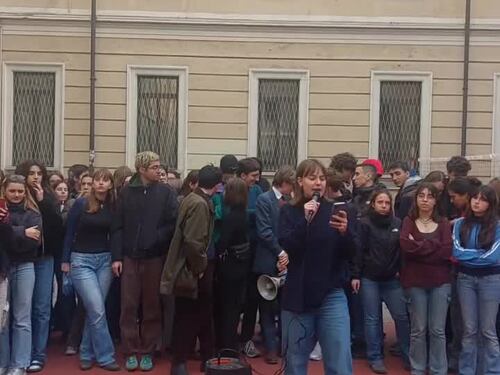 “Pagherete caro…”. Il minuto di silenzio nelle scuole diventa occasione politica