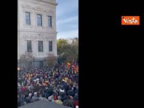 Manifestazione di Vox in Spagna, migliaia di persone in piazza a Madrid