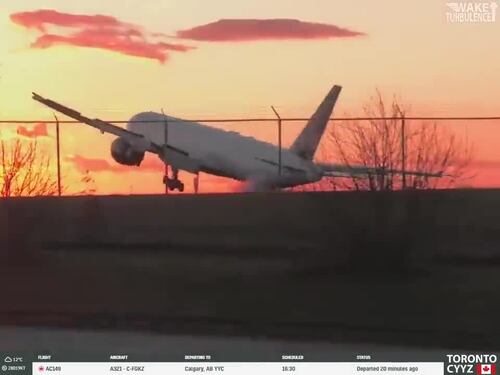 Raffiche di vento e atterraggio "di coda": la manovra da brividi dell'aereo