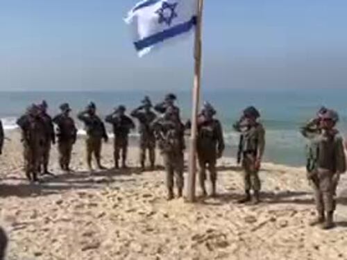 I soldati israeliani cantano l'inno nazionale su una spiaggia di Gaza