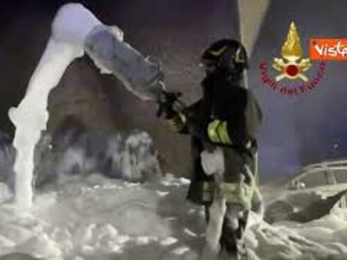 Incendio in un edificio industriale nel torinese