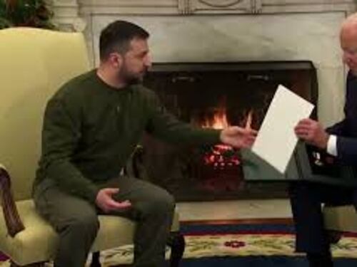 Zelensky consegna a Biden medaglia di eroe di guerra
