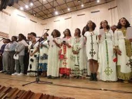 Meloni canta l'inno di Mameli con gli studenti della scuola Galilei di Addis Abeba