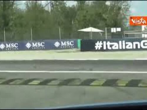 La Lamborghini della Polizia sfreccia sulla pista del Gran premio di Formula Uno a Monza
